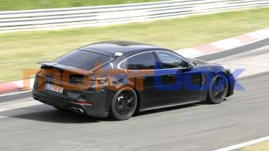 Nuova Porsche Panamera: scalda le gomme in pista la super berlina tedesca