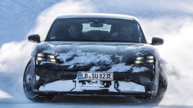 Nuova Porsche Taycan: prove di handling sul ghiaccio della Finlandia