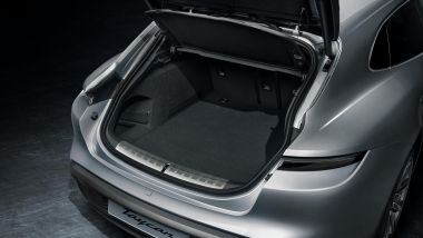 Nuova Porsche Taycan Sport Turismo 2022, baule grande e versatile