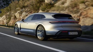 Nuova Porsche Taycan Sport Turismo 2022, visuale di 3/4 posteriore