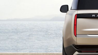 Nuova Range Rover 2022: il dettaglio della coda con i fari a LED verticali
