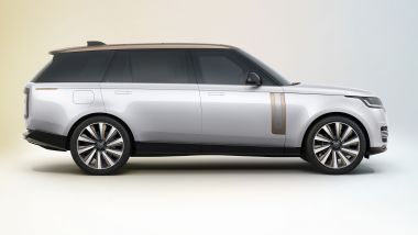 Nuova Range Rover 2022: visuale laterale del modello a passo lungo LWB