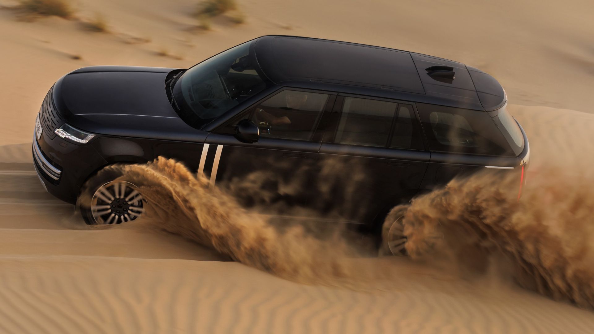 Nuova Range Rover Electric (2025): il video dei test in off-road