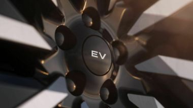 Nuova Range Rover Electric: il cerchio in lega con il coprimozzo personalizzato EV