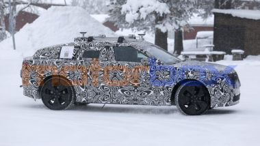 Nuova Range Rover Velar: design da elegante SUV/coup&eacute; con tetto spiovente verso la coda