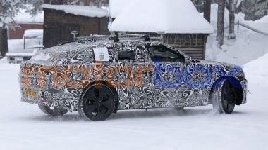 Nuova Range Rover Velar: i collaudi del SUV che arriver&agrave; nel 2027 solo con motori elettrici