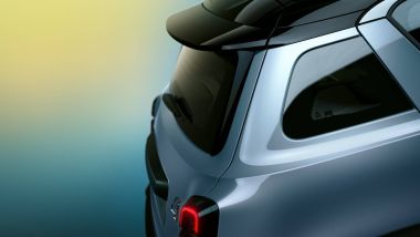 Nuova Renault 4 E-Tech Electric: il terzo finestrino laterale e lo spoiler sul tetto