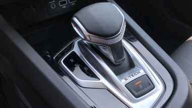 Nuova Renault Arkana E-Tech Hybrid: la leva ergonomica del cambio automatico brevettato