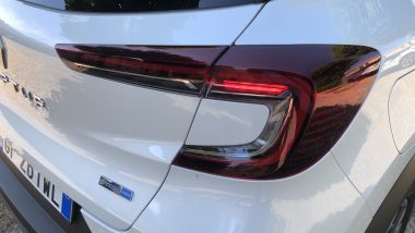 Nuova Renault Captur E-Tech Hybrid: un dettaglio della firma luminosa posteriore a LED
