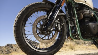 Nuova Royal Enfield Bear 650, all'anteriore il cerchio cresce a 19 pollici