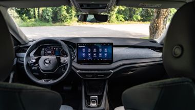 Nuova Skoda Octavia Wagon: la plancia con il cruscotto digitale e il display centrale da 13''