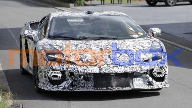 Nuova supercar Lamborghini: i fari supplementari sulle prese d'aria in basso