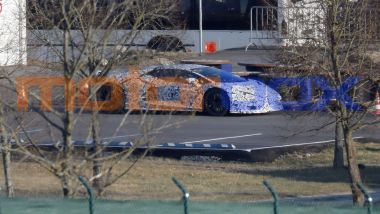 Nuova supercar Lamborghini: le foto da lontano mostrano il suo profilo a cuneo