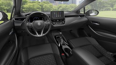 Nuova Suzuki Swace Hybrid: i nuovi interni con schermo centrale da 8''
