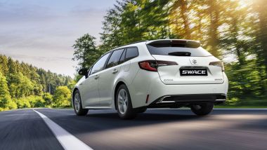 Nuova Suzuki Swace Hybrid: visuale di 3/4 posteriore