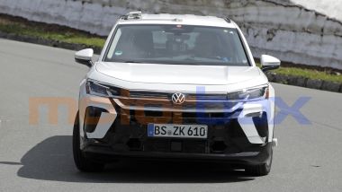 Nuova T-Roc 2025: si intravede la grande griglia a nido d'ape