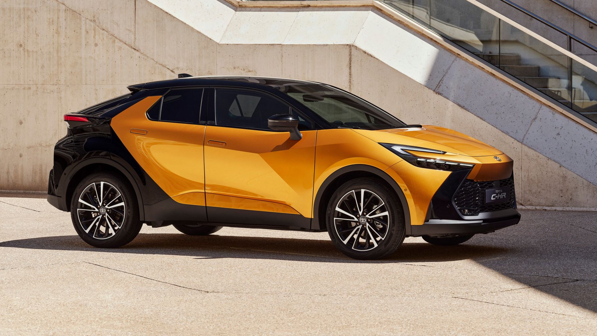 Nuova Toyota CHR 2024 esterni, interni, motori. Video anteprima