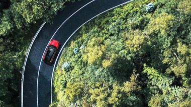 Nuova Toyota RAV4 2026 in marcia su strada extraurbana