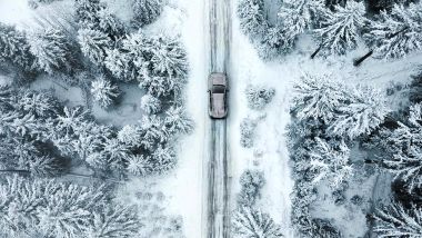 Nuova Toyota RAV4 2026 in marcia su strada innevata