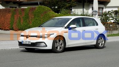 Nuova Volkswagen Golf 2024: 3/4 anteriore del muletto