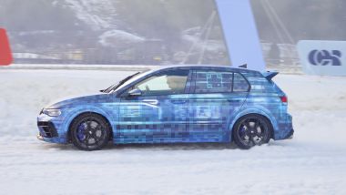 Nuova Volkswagen Golf R 2024 sulla neve della Ice Race a Zell am See