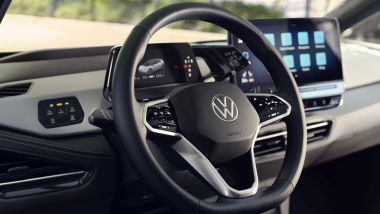 Nuova Volkswagen ID.3 2023: nel volante non cambiano i comandi a sfioramento