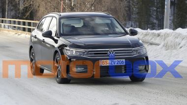 Nuova Volkswagen Passat 2023: visuale frontale. Notare gli adesivi dei fendinebbia
