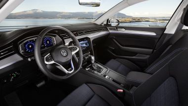 Nuova Volkswagen Passat GTE 2019: gli interni dell'ibrida 