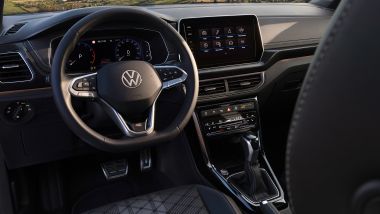 Nuova Volkswagen T-Cross 2024, volante e infotainment