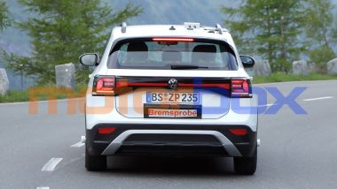 Nuova Volkswagen T-Cross: il prototipo durante le prove di freni sulle strade austriache