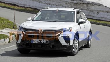 Nuova Volkswagen T-Roc 2026, le nostre foto spia