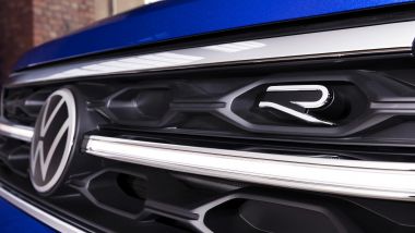 Nuova Volkswagen T-Roc R: il logo R sulla calandra anteriore