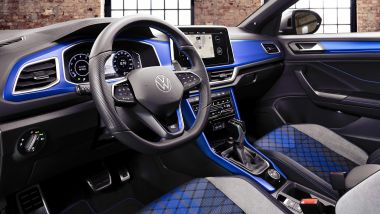 Nuova Volkswagen T-Roc R: il posto guida con il volante sportivo