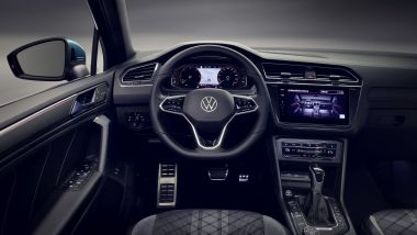 Nuova Volkswagen Tiguan 2021: cruscotto digitale e volante con comandi touch