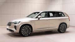 Nuova Volvo XC90 Hybrid 2025: come cambia in video