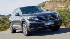 Nuova VW Touareg Plug-in Hybrid 2024: prova consumi e autonomia EV