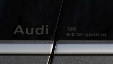 Nuove Audi Q8 e-tron, il naming del modello sul montante centrale