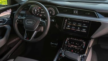 Nuove Audi Q8 e-tron, l'abitacolo moderno e curato
