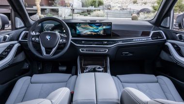 Nuovi BMW X5 e X6 2023: il posto guida di X5