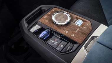 Nuovo BMW iDrive 8: la console centrale con il rotore in cristallo per i comandi