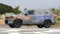 Scheda tecnica e foto spia di nuovo SUV ibrido Dacia Bigster