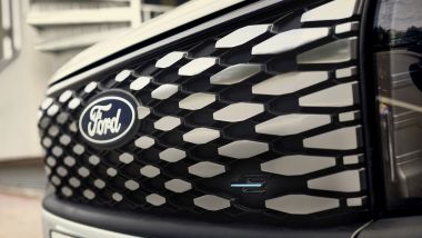 Nuovo Ford E-Tourneo Courier: la griglia del modello EV