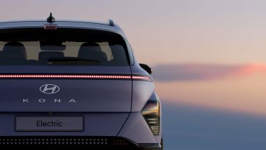Nuovo Hyundai Kona 2023: la fascia luminosa al posteriore