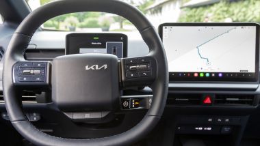 Nuovo Kia PV5: la plancia del multispazio elettrico con display per cruscotto e infotainment