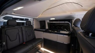 Nuovo Mercedes-Benz Marco Polo: l'angolo cottura con fornello a gas, lavandino e frigorifero