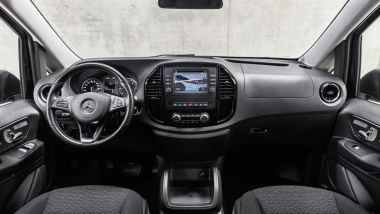 Nuovo Mercedes Vito 2020: l'abitacolo ben rifinito e sulla plancia il touchscreen da 7''
