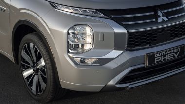 Nuovo Mitsubishi Outlander PHEV 2025, dettaglio del frontale