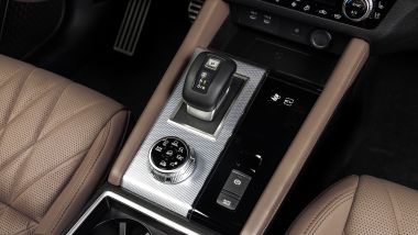 Nuovo Mitsubishi Outlander PHEV 2025, leva del cambio e drive mode
