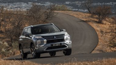 Nuovo Mitsubishi Outlander PHEV 2025 su strada
