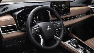 Nuovo Mitsubishi Outlander PHEV 2025, volante e strumentazione